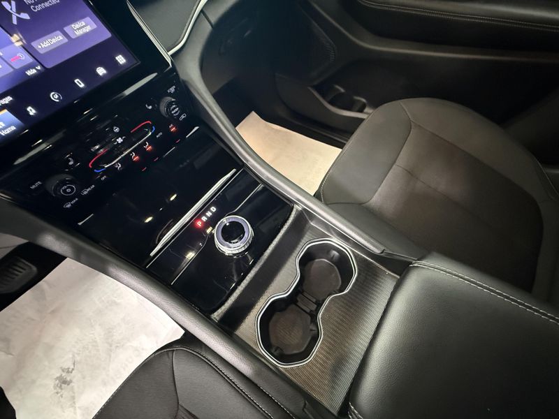 Used 2024 Jeep Grand Cherokee Laredo XImage 25