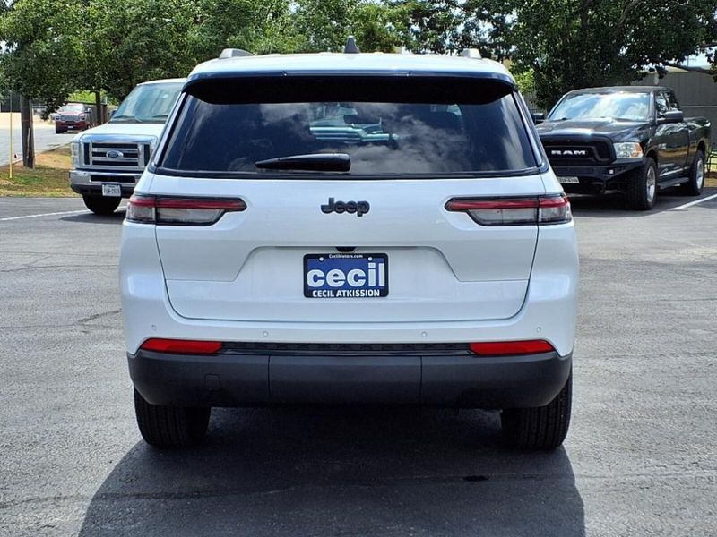 2025 Jeep Grand Cherokee Altitude photo 4