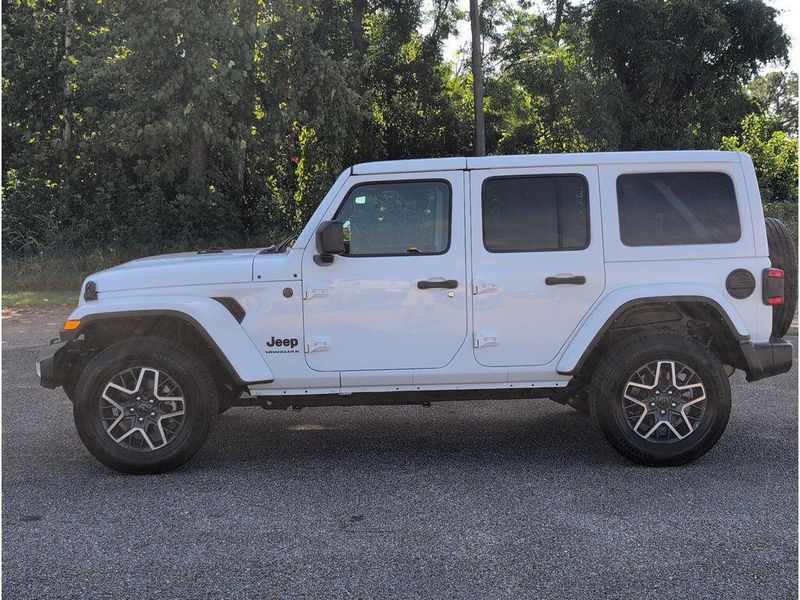 Used 2025 Jeep Wrangler SaharaImage 2