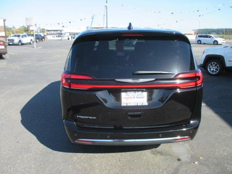 Used 2025 Chrysler Pacifica SelectImage 8