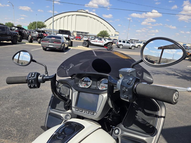 2020 Indian Motorcycle CHALLENGER DARK HORSE WHITE SMOKE Image 17