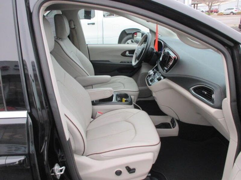Used 2020 Chrysler Pacifica LimitedImage 27