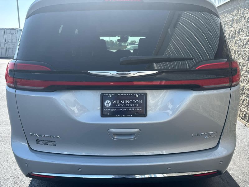 2023 Chrysler Pacifica Limited photo 8
