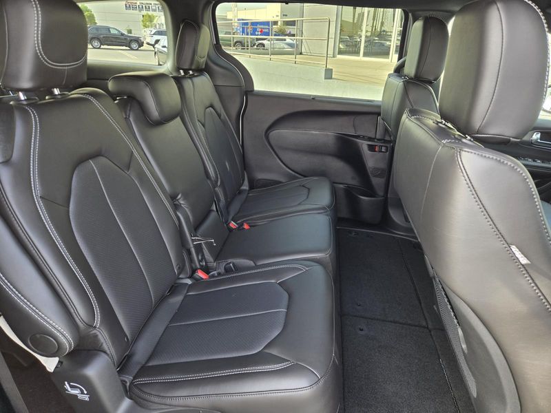New 2026 Chrysler Pacifica Select FWD