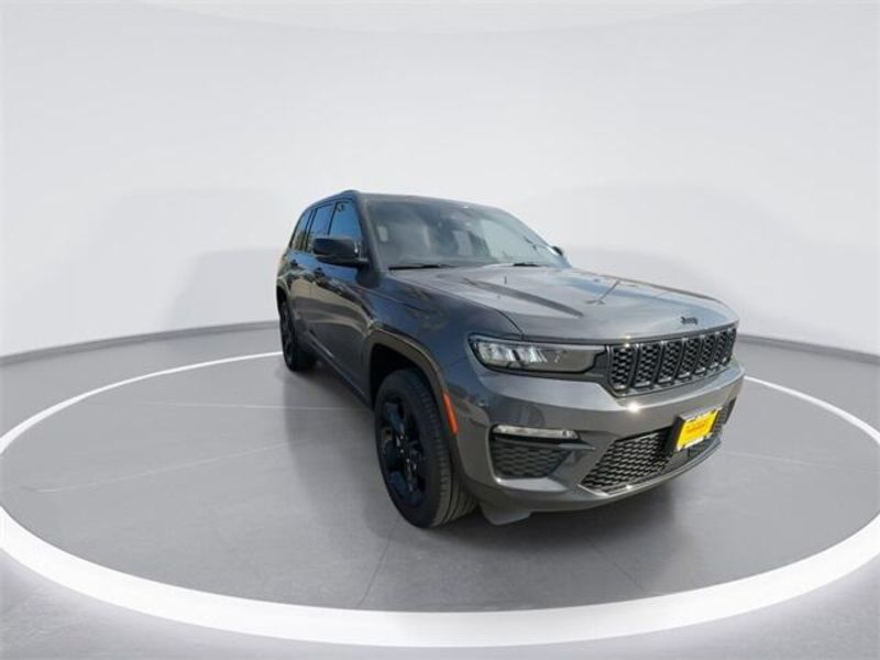 2025 Jeep Grand Cherokee Limited photo 2