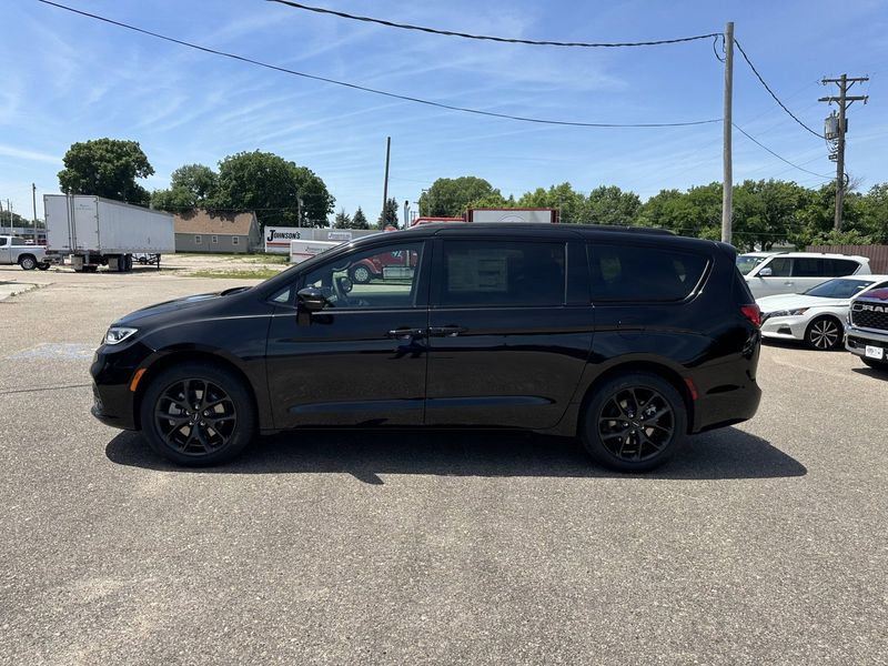 2024 Chrysler Pacifica Touring L AwdImage 5