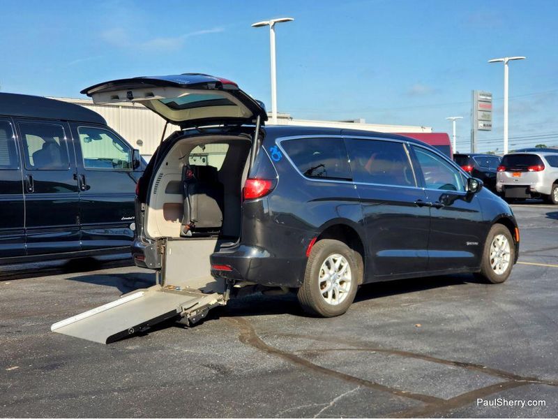 Used 2023 Chrysler Voyager LXImage 7