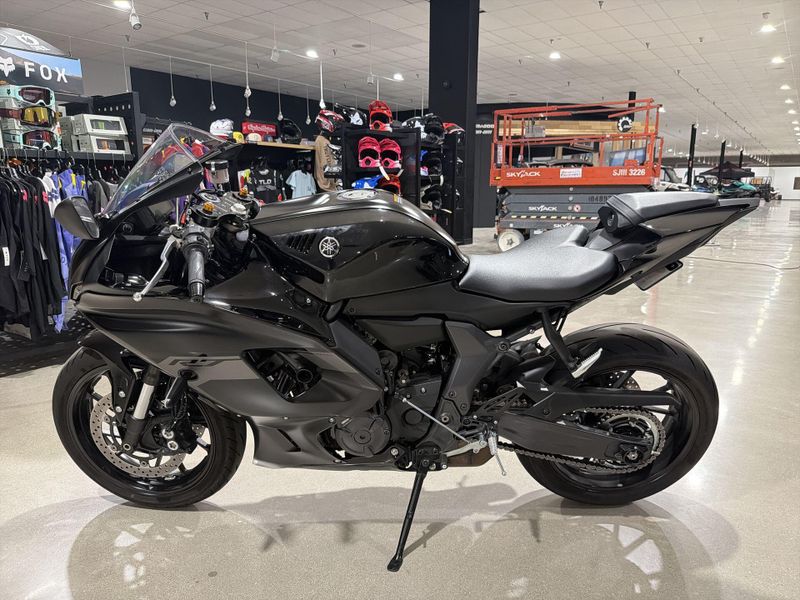 Used 2025 Yamaha YZF-R7 CA Image 14