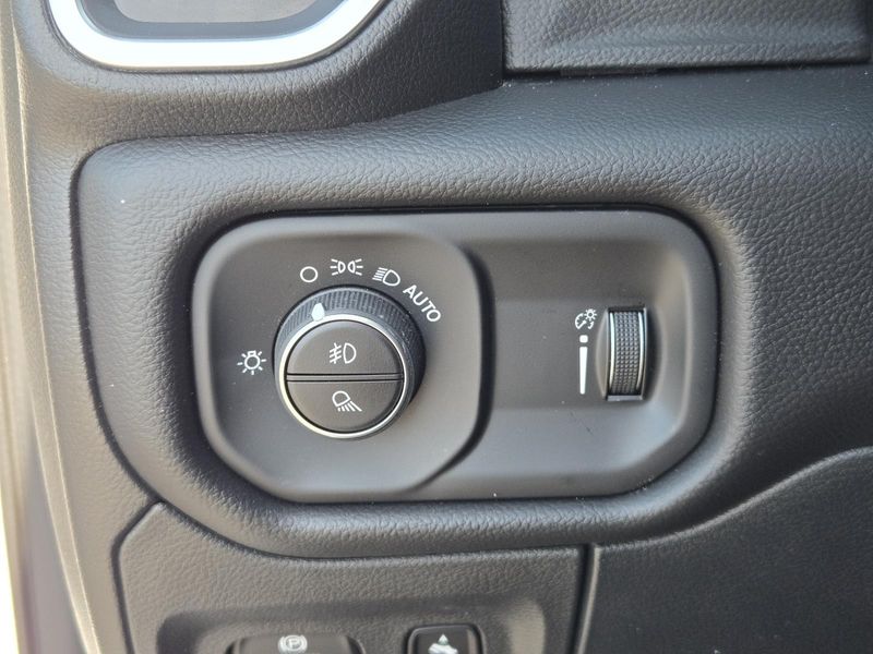 New 2026 RAM 1500 Big Horn Crew Cab 4x2 5'7' Box