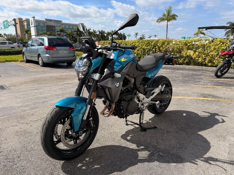 2025 BMW F 900 R Image 3