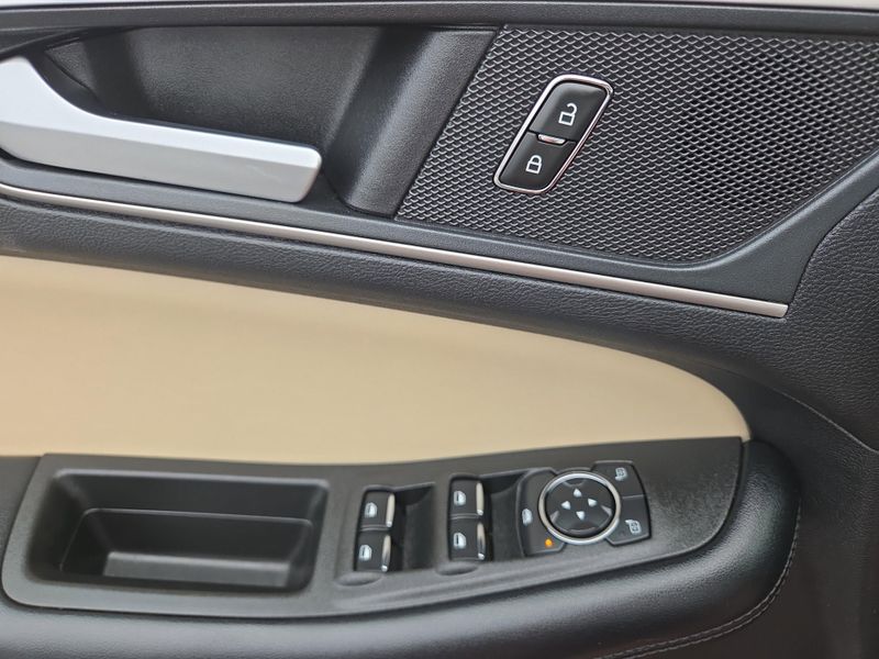 2022 Ford Edge SEL photo 32