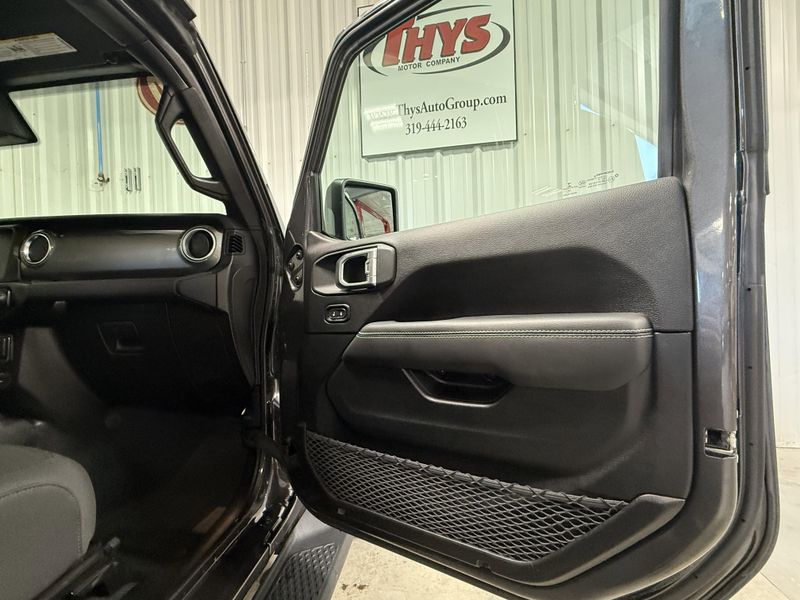Used 2020 Jeep Gladiator OverlandImage 10