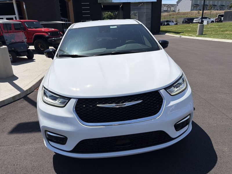 New 2026 Chrysler Pacifica SelectImage 28