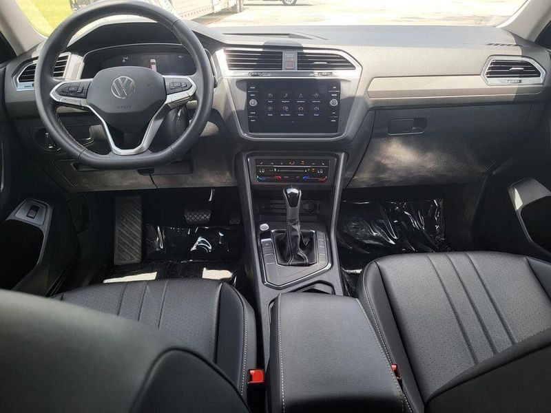 2024 Volkswagen Tiguan 2.0T SEImage 30