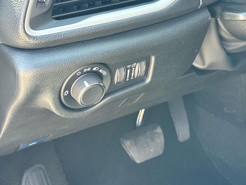 New 2027 Chrysler Pacifica Select Awd