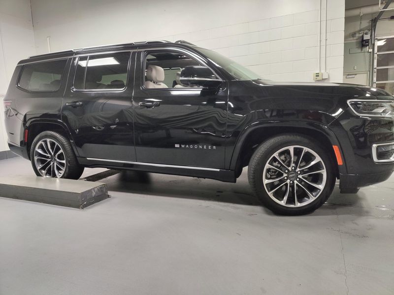 2024 Jeep Wagoneer Series III Premium 4x4 w/Conv/RSEImage 3