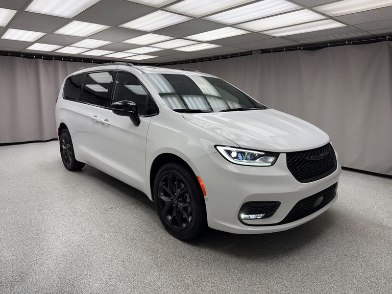 New 2026 Chrysler Pacifica Limited AwdImage 4