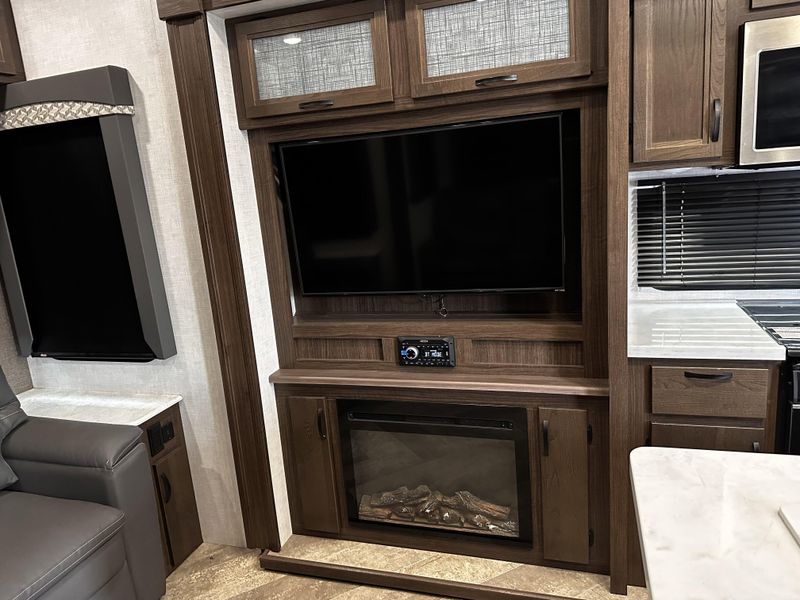 Used 2021 WINNEBAGO VOYAGE 3134RL Image 7
