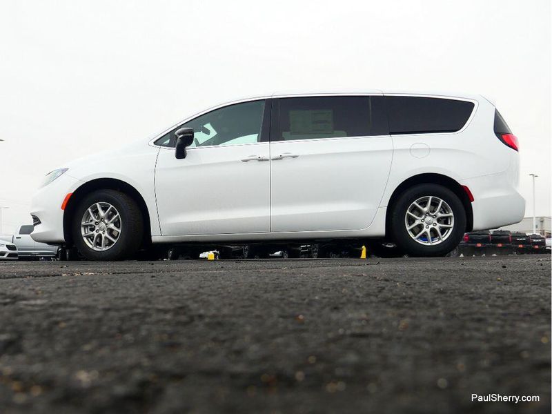 New 2026 Chrysler Voyager Lx