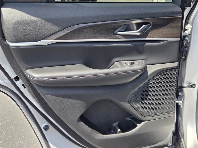 New 2026 Jeep Grand Cherokee Laredo Altitude 4x2