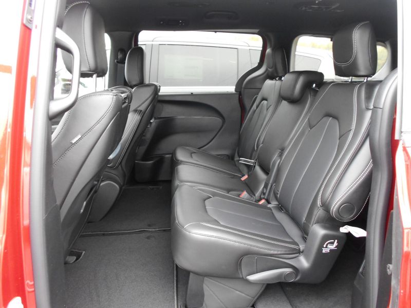 2025 Chrysler Pacifica SelectImage 7