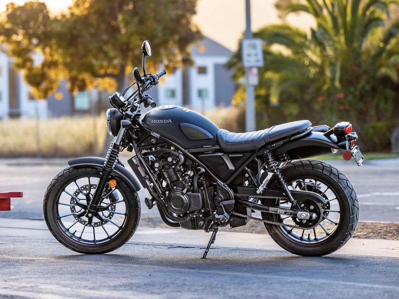 2025 Honda SCL500 MATTE BLACK METALLIC Image 1