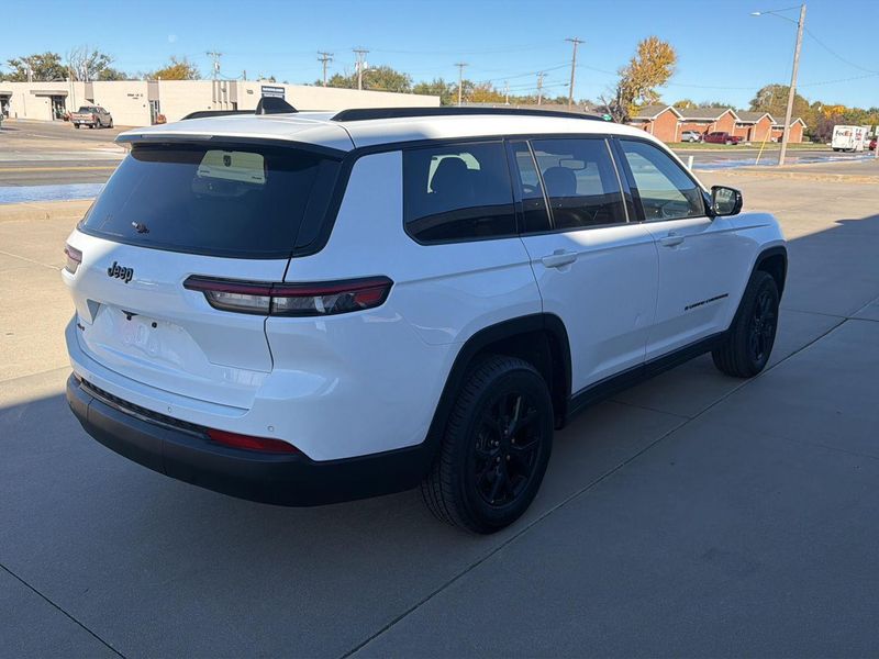 2024 Jeep Grand Cherokee Altitude photo 3