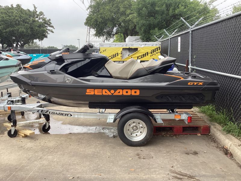 2023 SEADOO GTX 230 IBR ECLIPSE BLACK AND ORANGE CRUSH Image 2