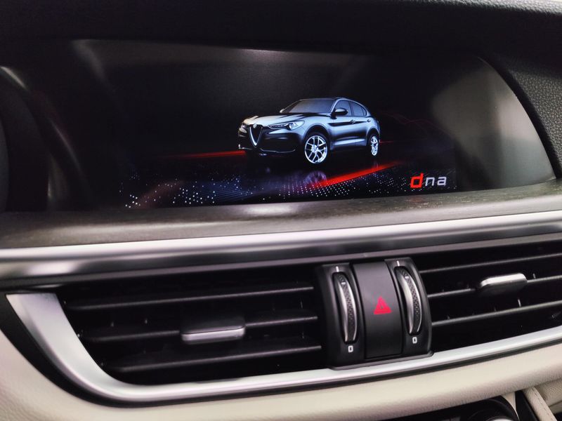 Used 2020 Alfa Romeo Stelvio Ti AWD w/Sunroof & NavImage 25