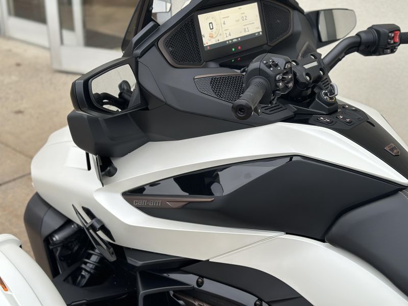 2024 Can-Am SPYDER RT SEA TO SKYImage 7