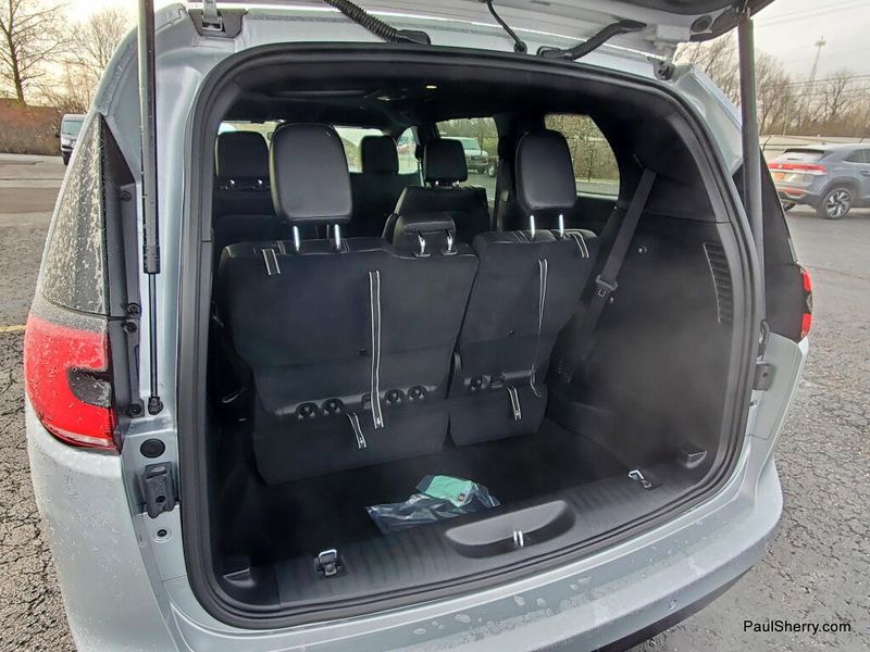 New 2026 Chrysler Pacifica Select