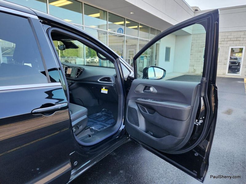New 2027 Chrysler Pacifica Select