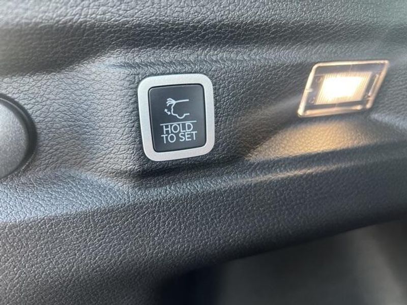 2025 Jeep Grand Cherokee L Laredo X 4x4Image 23