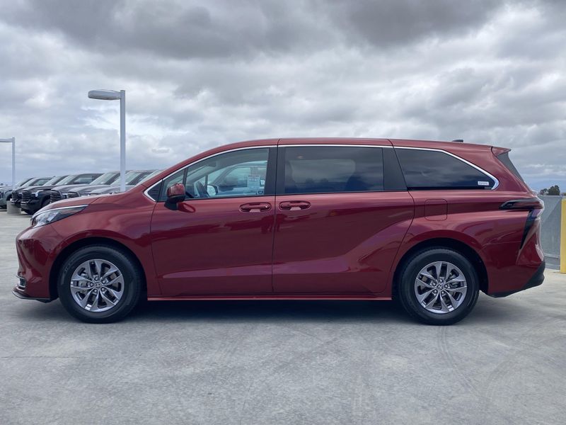 2024 Toyota Sienna LEImage 7