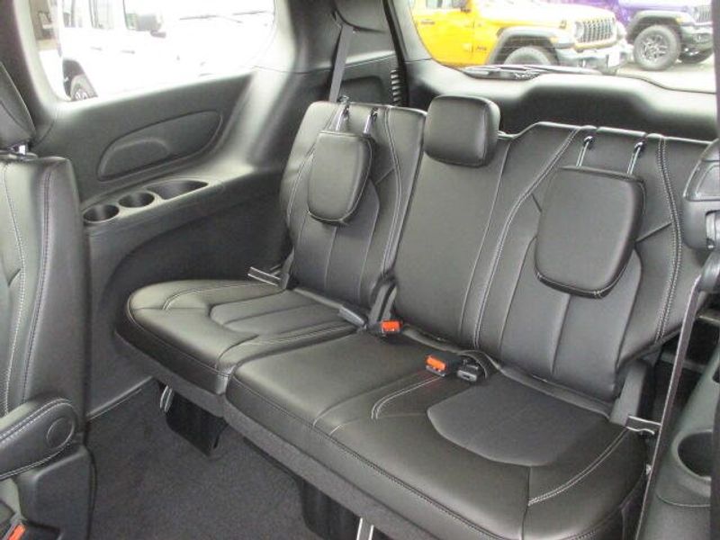 New 2027 Chrysler Pacifica SelectImage 24