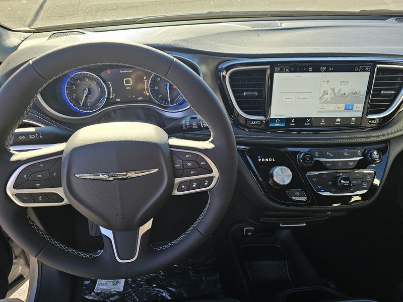 New 2026 Chrysler Pacifica Select AwdImage 6