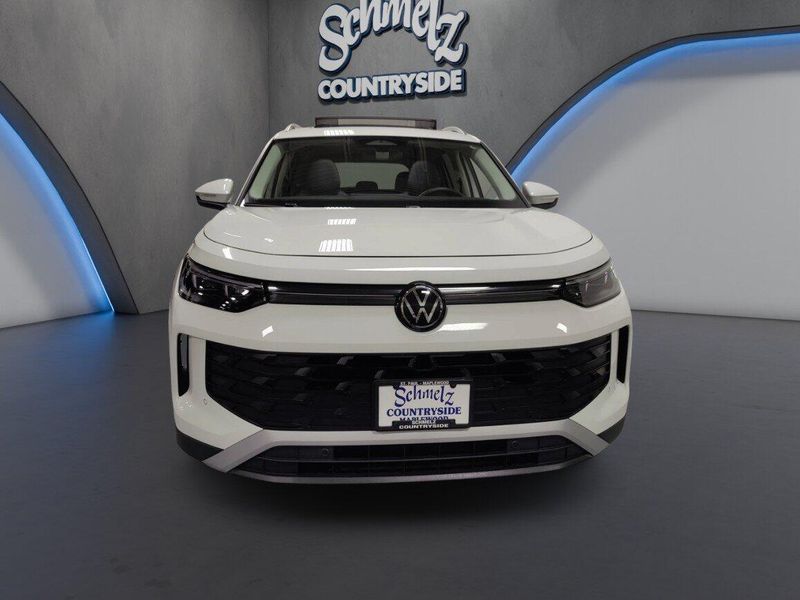 Used 2025 Volkswagen Tiguan SE AWD w/SunroofImage 2