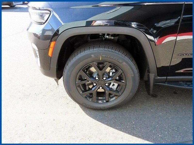 2025 Jeep Grand Cherokee Altitude photo 3