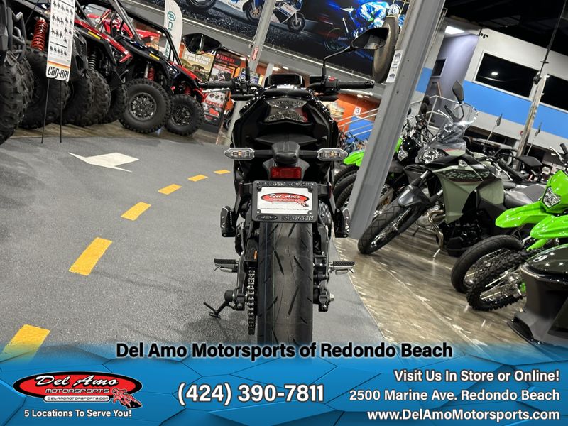 2024 Kawasaki ER650PRFNL-GY2  in a METALLIC MATTE DARK GRAY/METALLIC SPARK BLACK exterior color. Del Amo Motorsports of Redondo Beach (424) 304-1660 delamomotorsports.com 