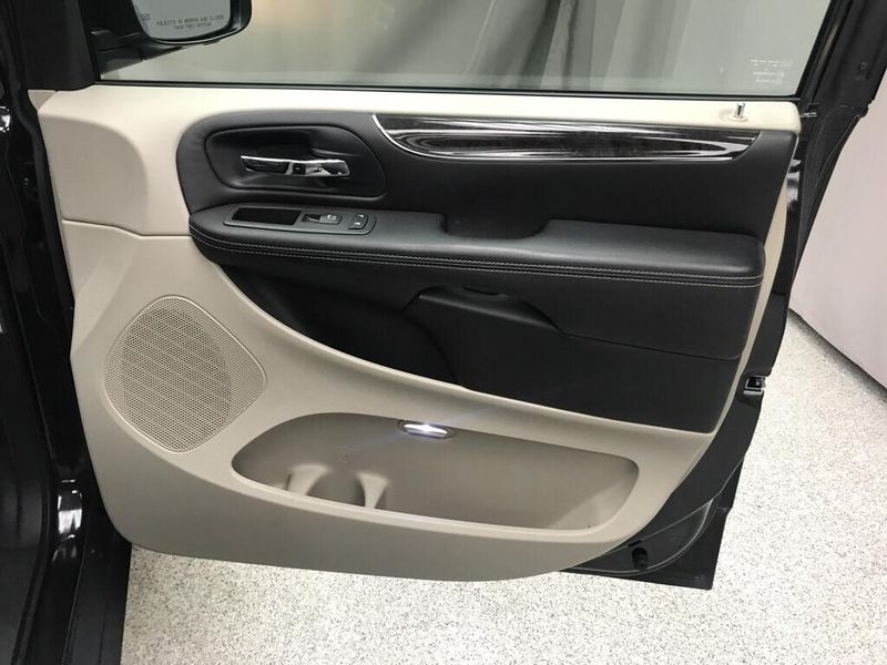 Used 2013 Chrysler Town & Country Touring-LImage 16