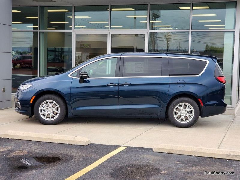 2025 Chrysler Pacifica SelectImage 8