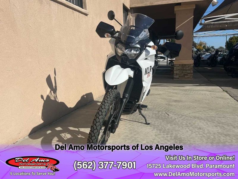 2024 Kawasaki KL650FRFNL-WT1  in a PEARL CRYSTAL WHITE/METALLIC CARBON GRAY exterior color. Del Amo Motorsports of Los Angeles (562) 262-9181 delamomotorsports.com 