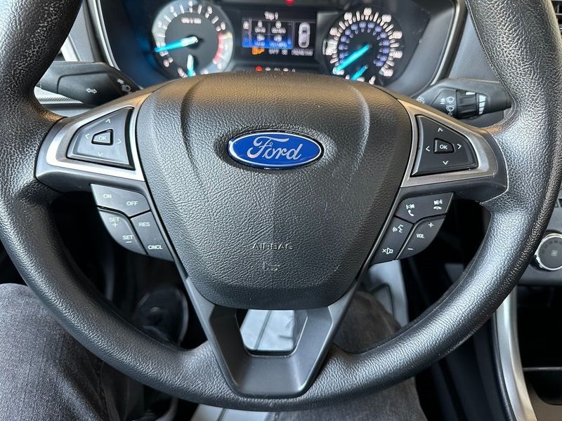 2017 Ford Fusion SEImage 3