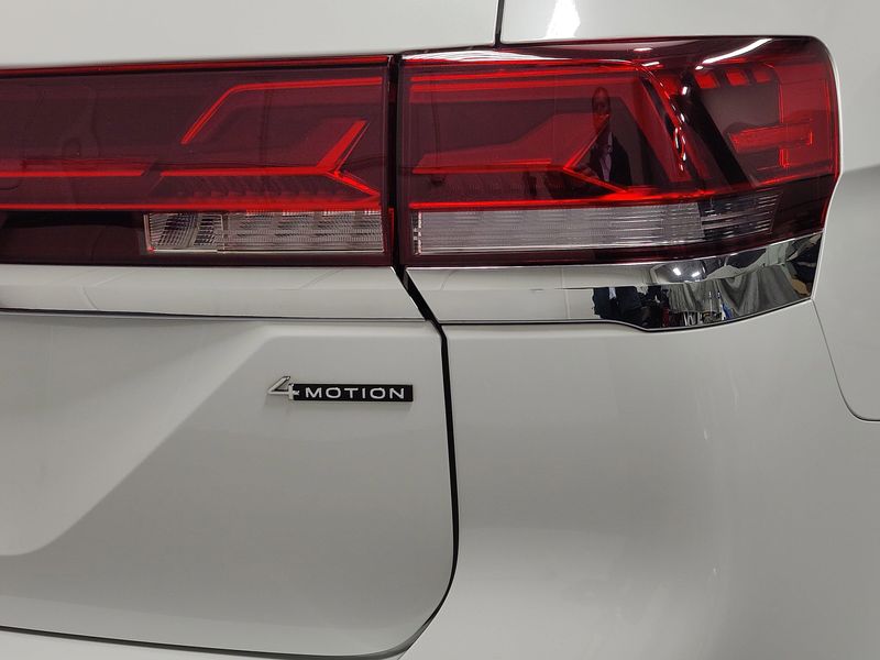 Used 2024 Volkswagen Atlas SEL AWD w/Sunroof & NavigationImage 7