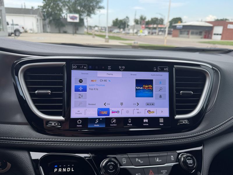 New 2025 Chrysler Pacifica SelectImage 21
