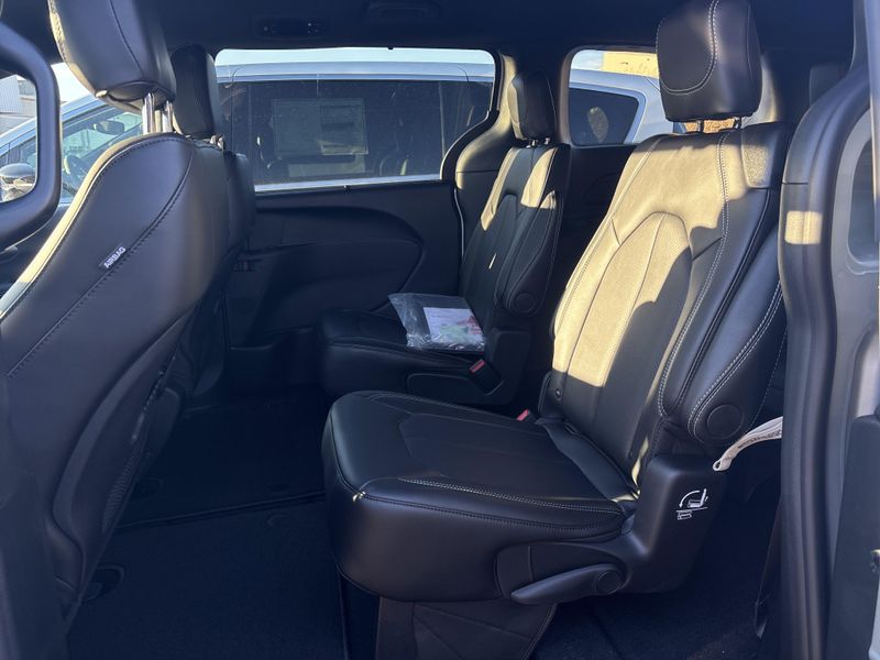 New 2026 Chrysler Pacifica SelectImage 16