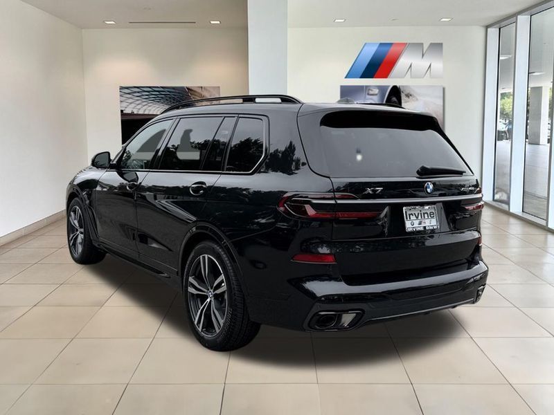 2026 BMW X7 xDrive40iImage 8