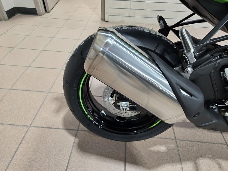 2025 Kawasaki NINJA ZX10R KRT EDITION LIME GREEN AND EBONY AND PEARL BLIZZARD WHITEImage 17