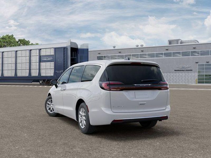 New 2027 Chrysler Pacifica SelectImage 3