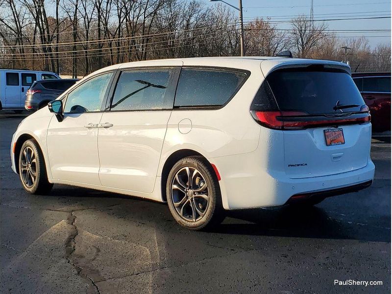 New 2026 Chrysler Pacifica Select